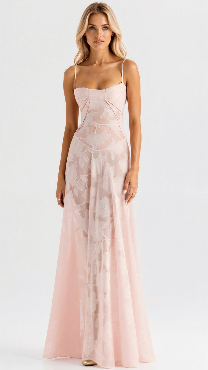 "Robe longue florale élégante avec bretelles fines et jupe évasée, idéale pour mariages et soirées d'été."