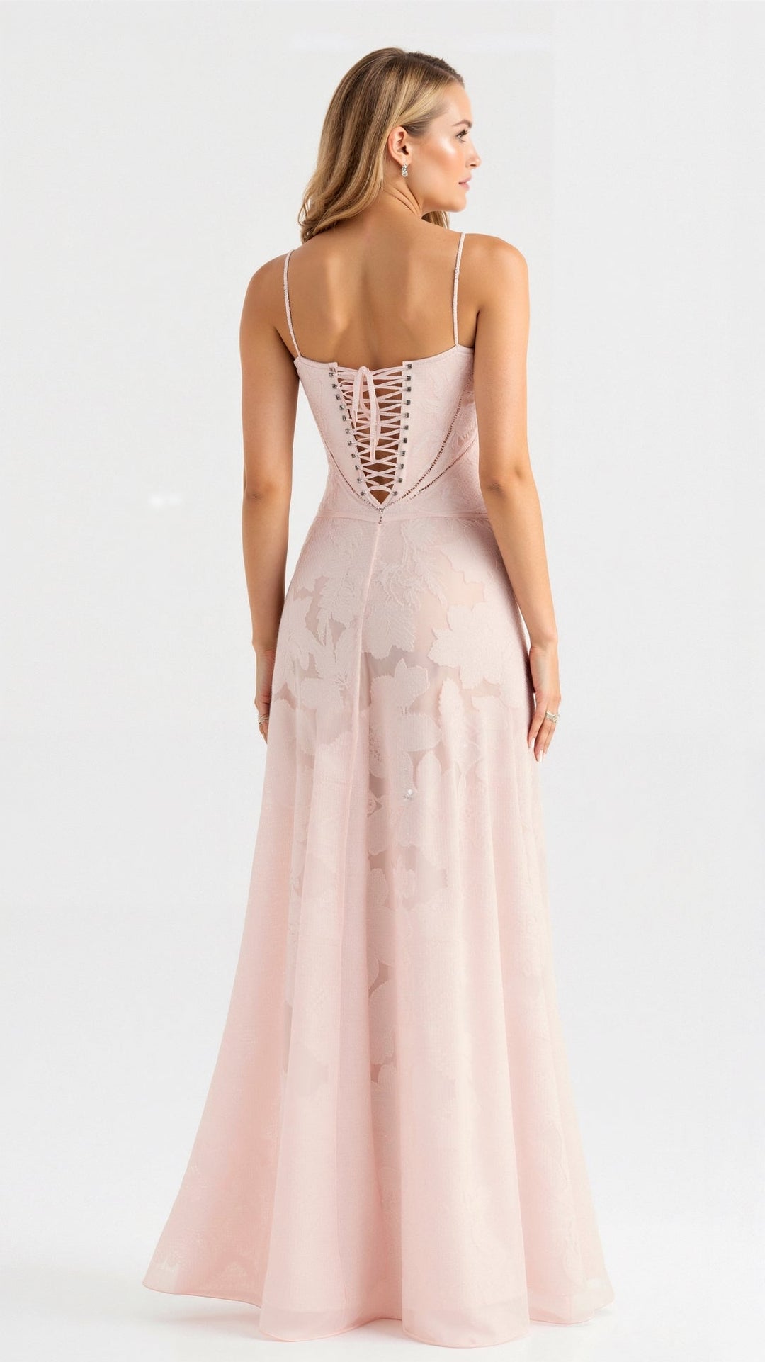 "Robe longue florale élégante avec bretelles fines et jupe évasée, idéale pour mariages et soirées d'été."