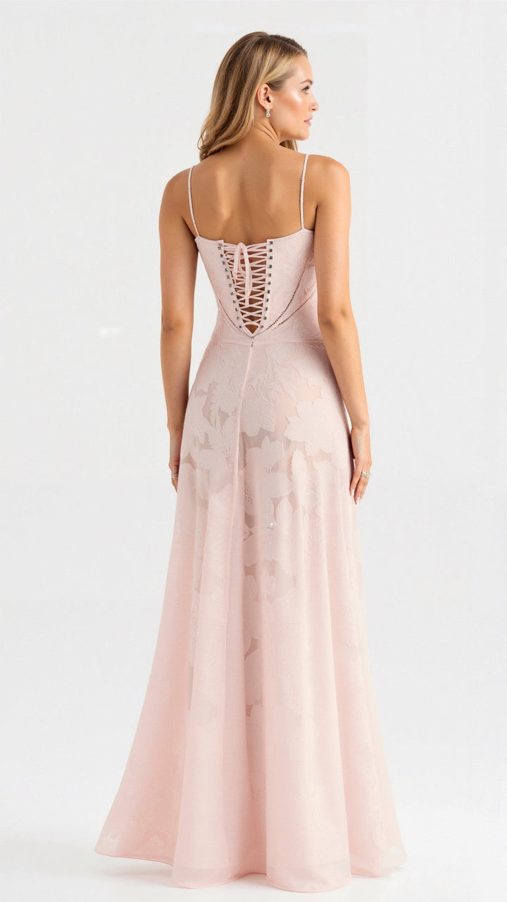 "Robe longue florale élégante avec bretelles fines et jupe évasée, idéale pour mariages et soirées d'été."