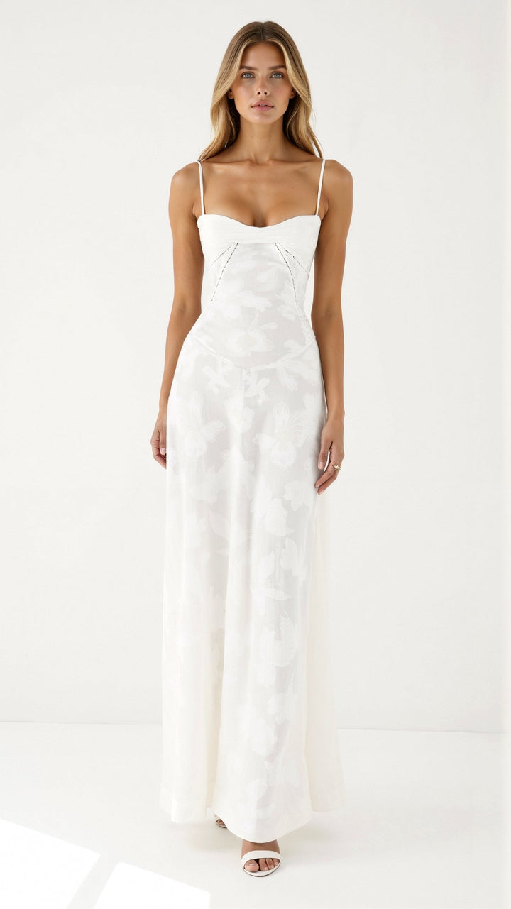 "Robe longue florale élégante avec bretelles fines et jupe évasée, idéale pour mariages et soirées d'été."