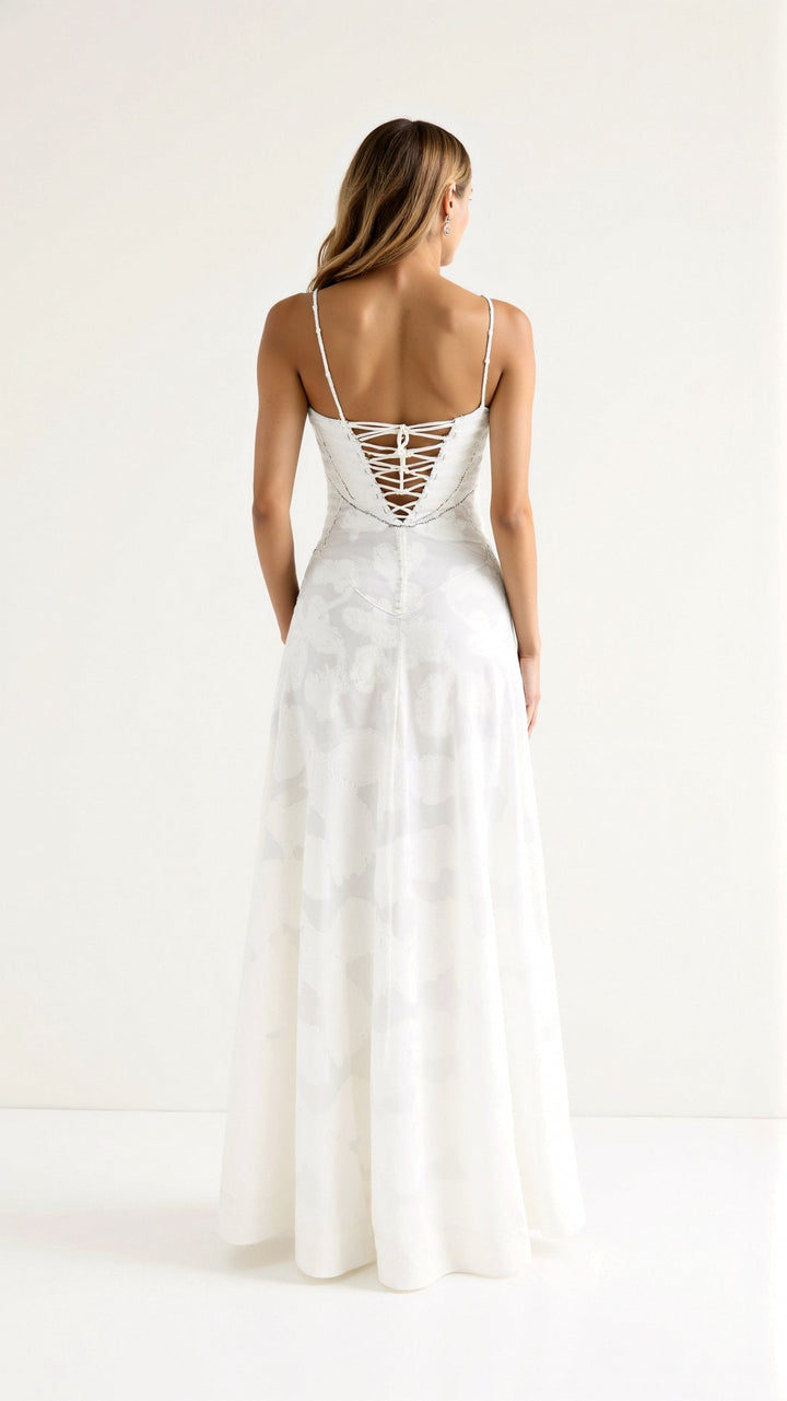 "Robe longue florale élégante avec bretelles fines et jupe évasée, idéale pour mariages et soirées d'été."