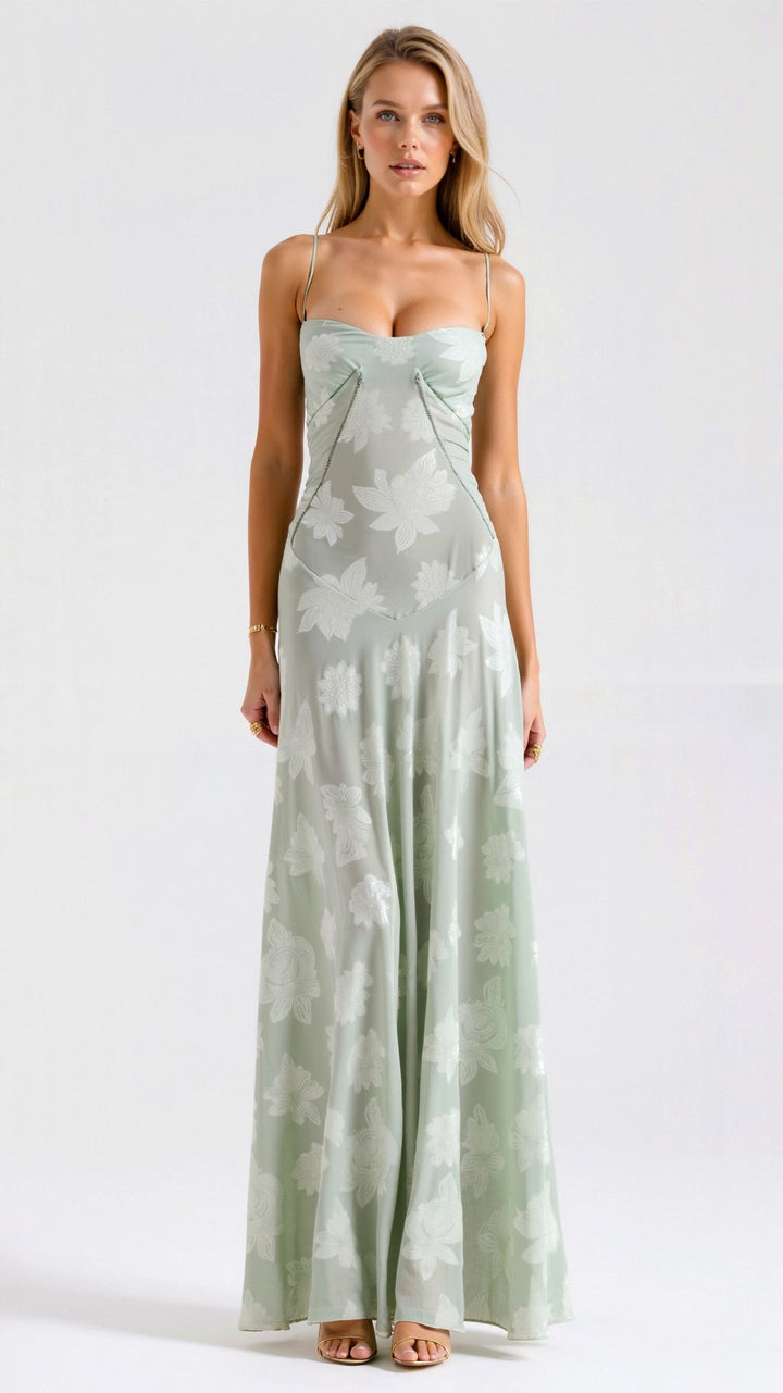 "Robe longue florale élégante avec bretelles fines et jupe évasée, idéale pour mariages et soirées d'été."