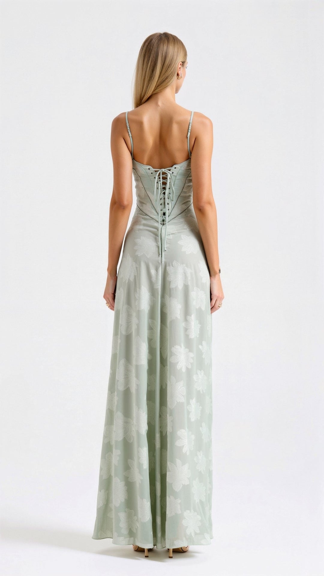"Robe longue florale élégante avec bretelles fines et jupe évasée, idéale pour mariages et soirées d'été."
