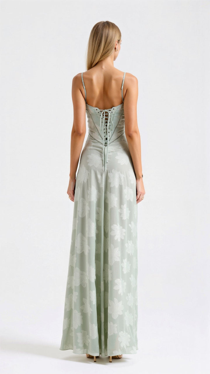 "Robe longue florale élégante avec bretelles fines et jupe évasée, idéale pour mariages et soirées d'été."