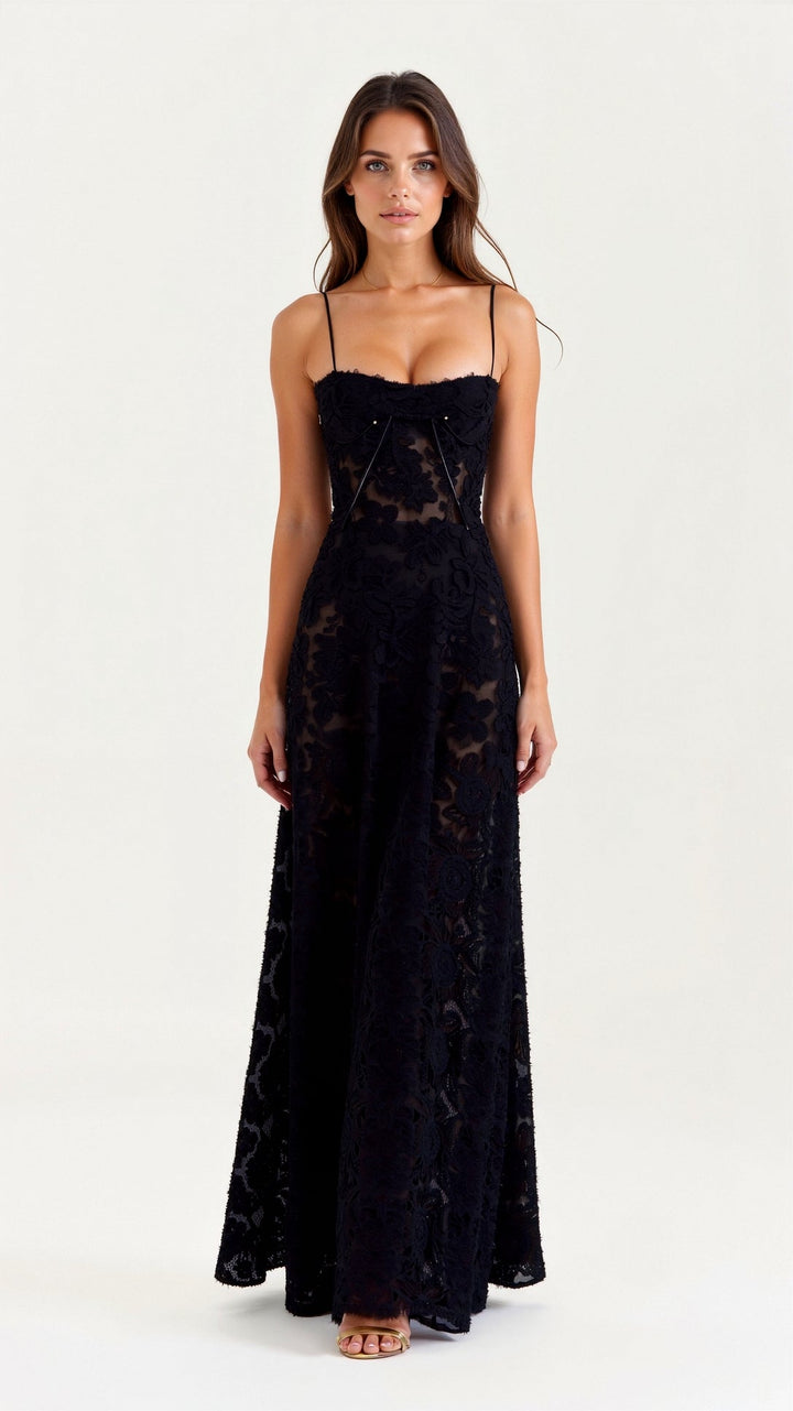 "Robe longue florale élégante avec bretelles fines et jupe évasée, idéale pour mariages et soirées d'été."
