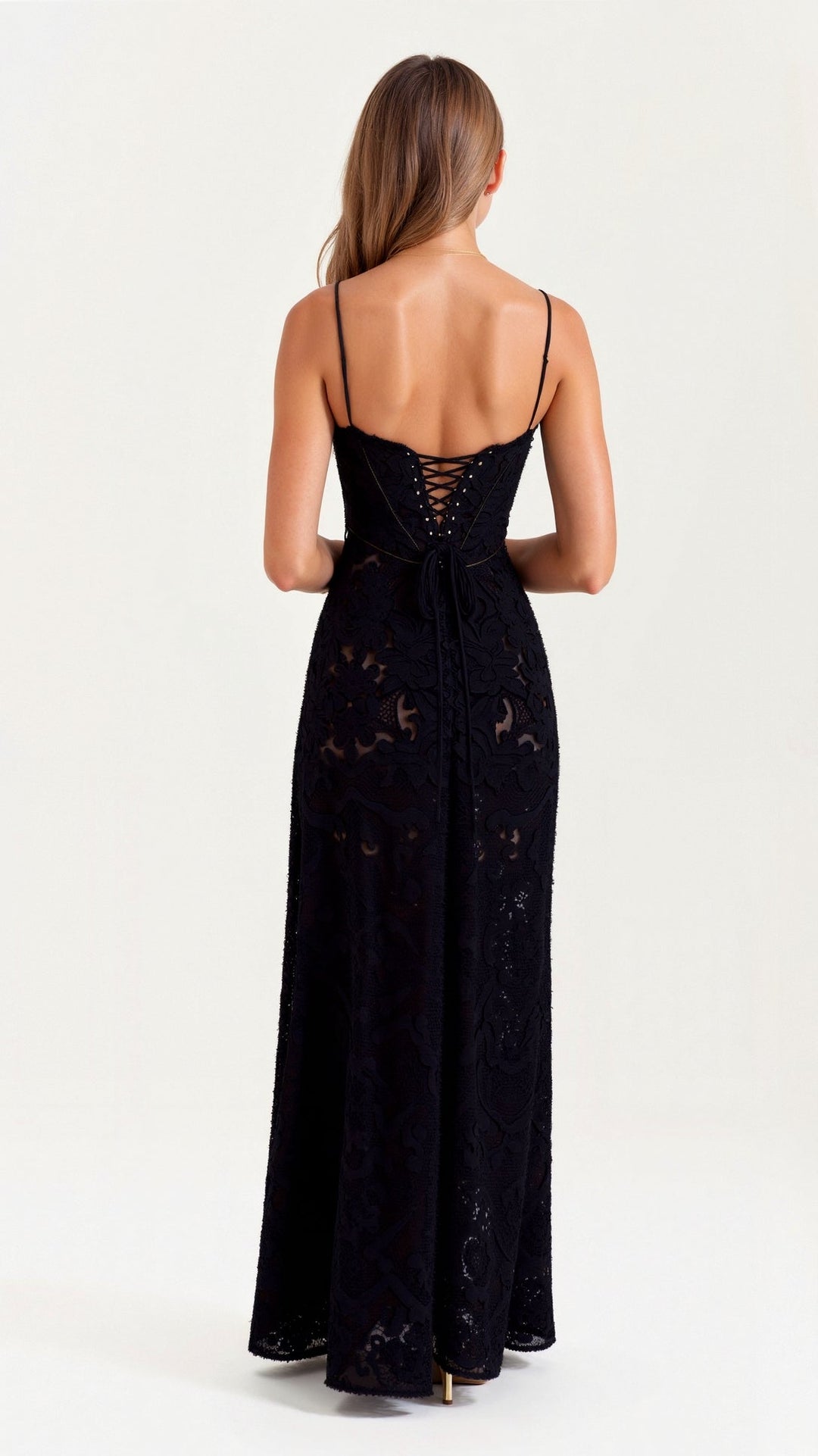 "Robe longue florale élégante avec bretelles fines et jupe évasée, idéale pour mariages et soirées d'été."