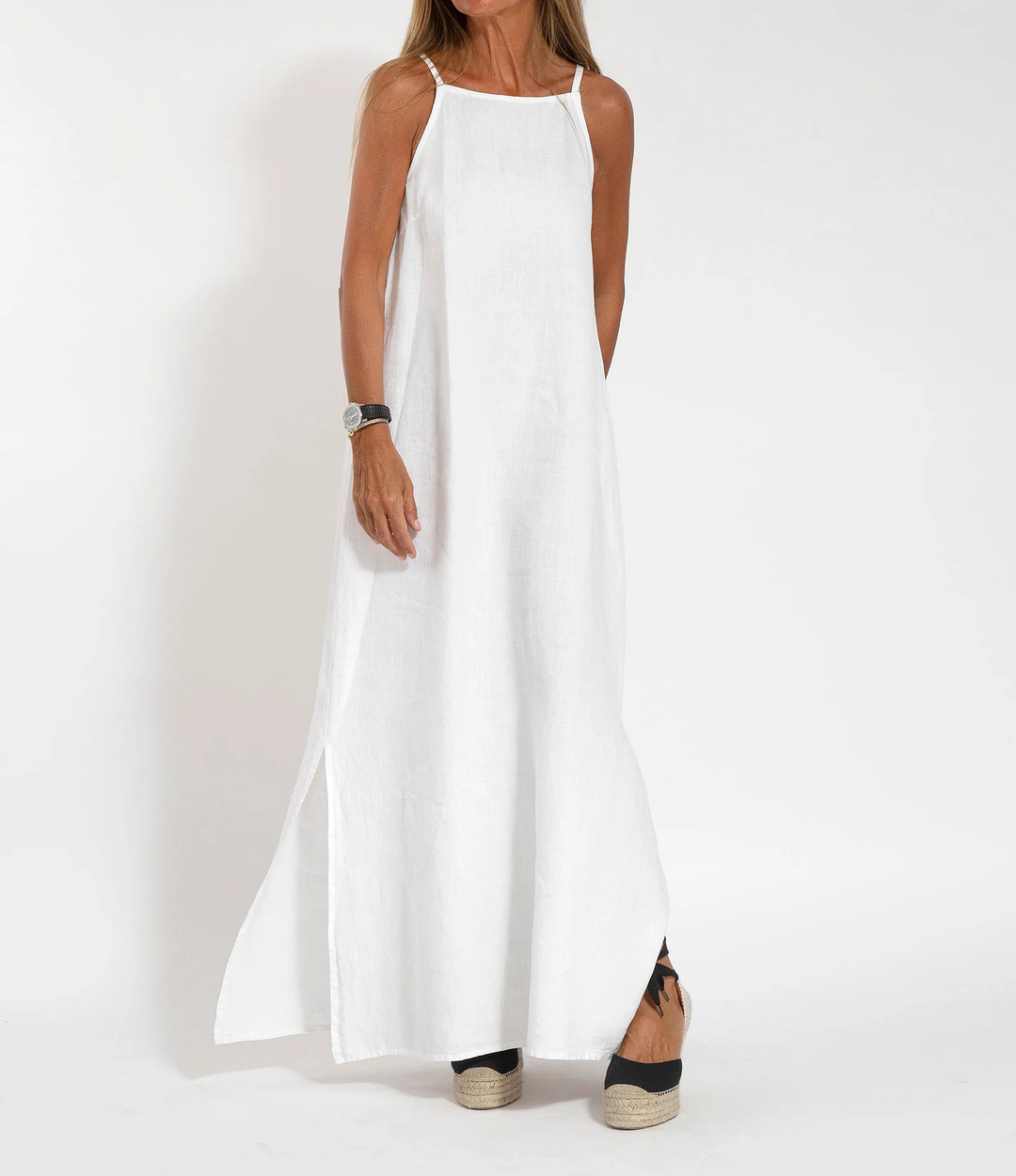 Robe longue fluide femme élégante à bretelles fines, parfaite pour l'été ou les vacances.