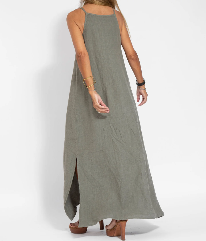 Robe maxi estivale chic et fluide pour femme, idéale en tenue décontractée de vacances.