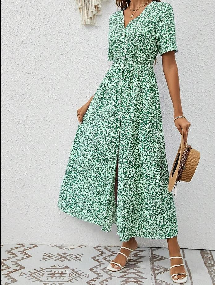 Robe longue fluide, manches courtes, encolure V.  Élégante et chic.  Parfait pour toutes occasions.