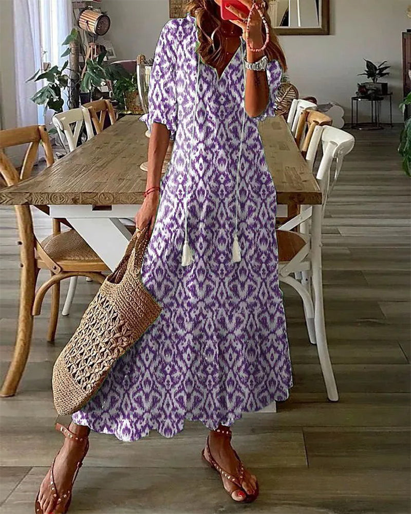 Robe fluide à col V pour femme, design imprimé tendance, confortable pour le quotidien ou une fête estivale.