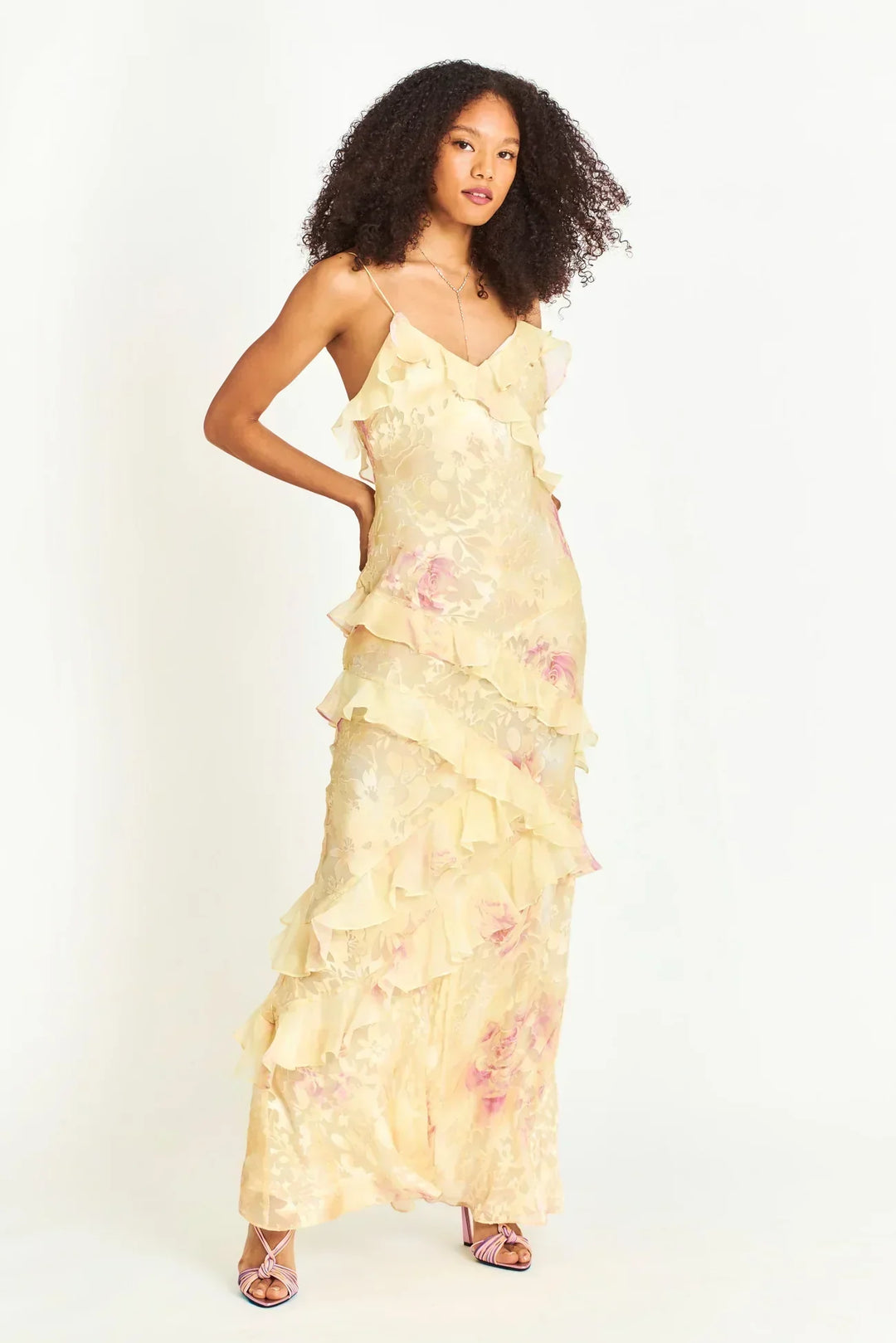 "Robe longue jaune à volants superposés, col en V et imprimé floral, idéale pour occasions spéciales et sorties estivales."