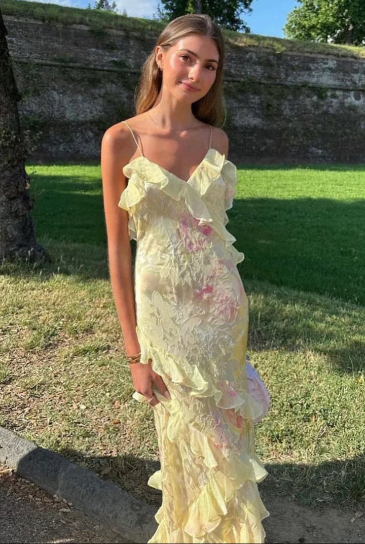 "Robe longue jaune à volants superposés, col en V et imprimé floral, idéale pour occasions spéciales et sorties estivales."