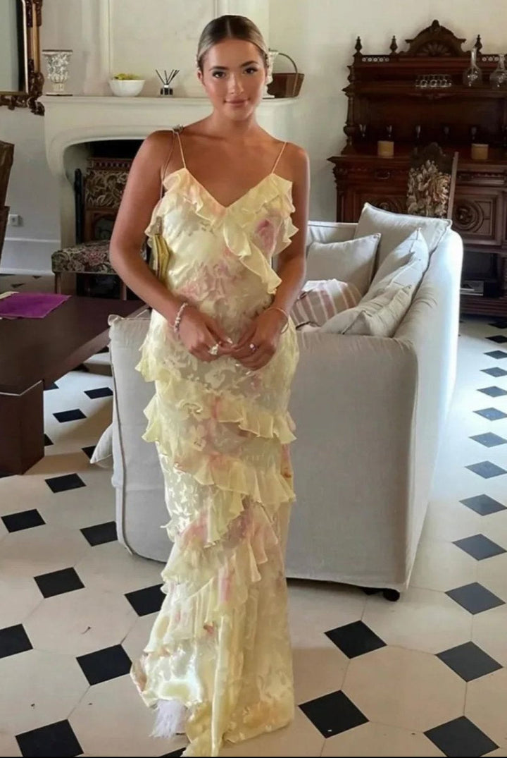 "Robe longue jaune à volants superposés, col en V et imprimé floral, idéale pour occasions spéciales et sorties estivales."