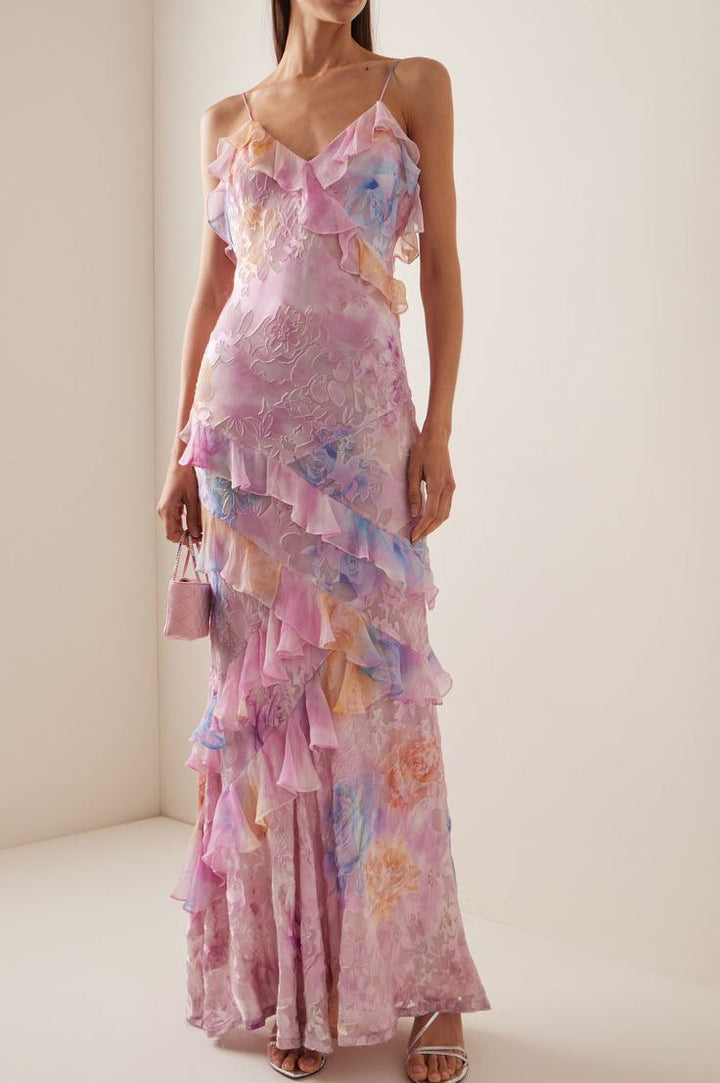 "Robe longue jaune à volants superposés, col en V et imprimé floral, idéale pour occasions spéciales et sorties estivales."
