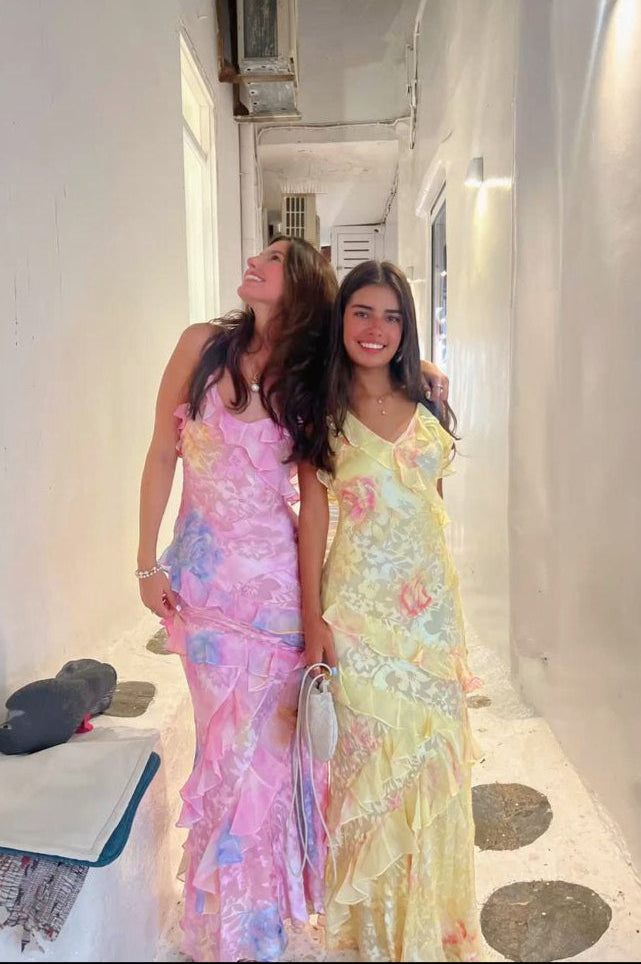 "Robe longue jaune à volants superposés, col en V et imprimé floral, idéale pour occasions spéciales et sorties estivales."