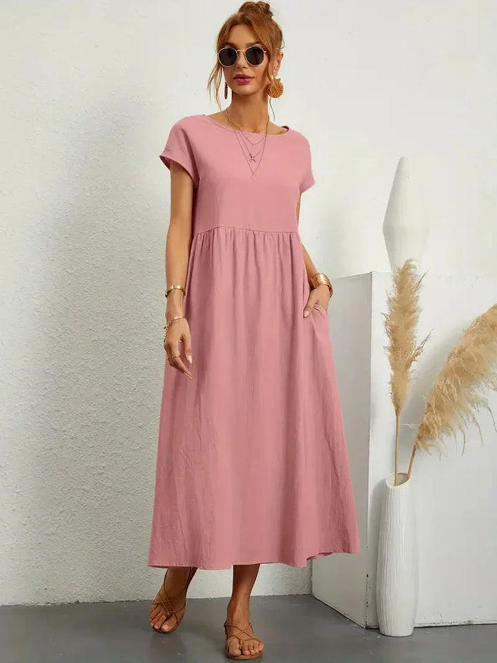 Robe longue d'été Melody pour femme. Design fluide et élégant, parfait pour un confort décontracté en vacances.