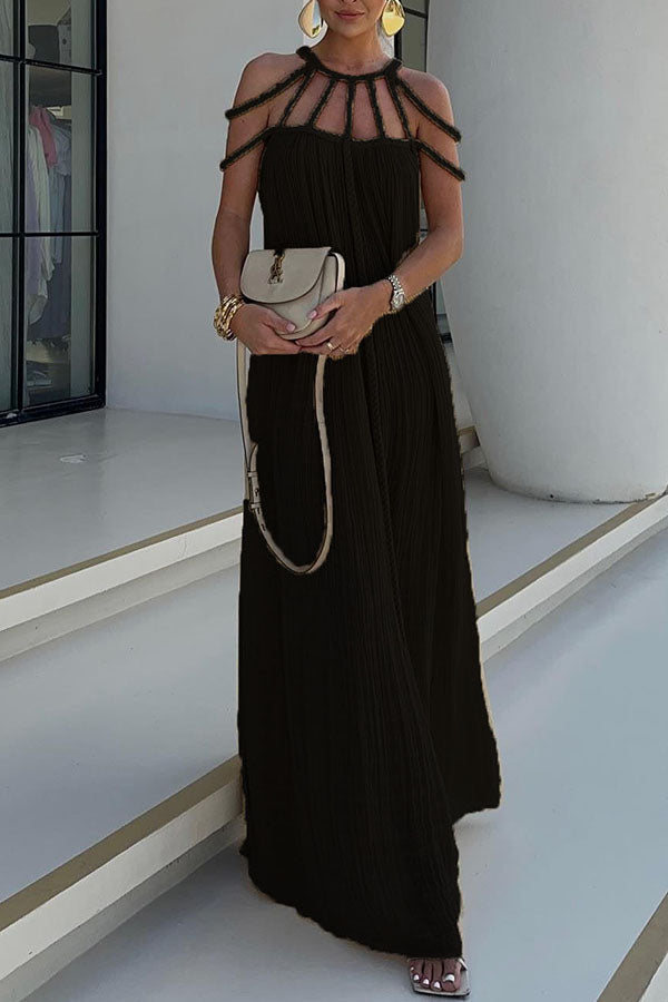 "Robe longue noire et or élégant avec détails tissés artisanaux sur décolleté, style colonne pour silhouette élancée."