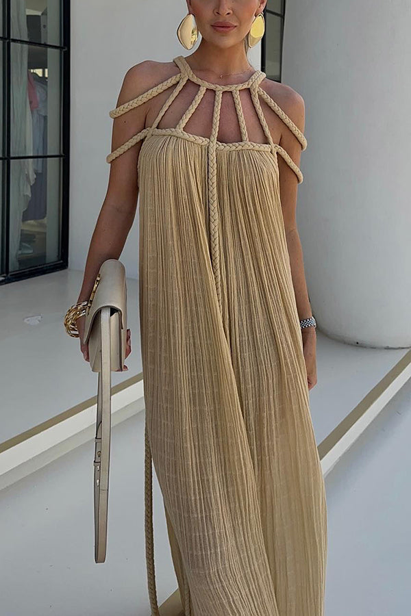 "Robe longue noire et or élégant avec détails tissés artisanaux sur décolleté, style colonne pour silhouette élancée."