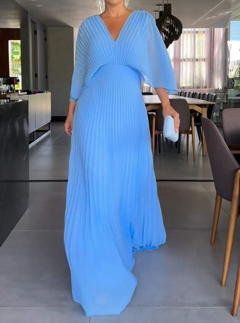 Sublime robe longue plissée fluide femme, silhouette flottante, confort et élégance pour l'été.