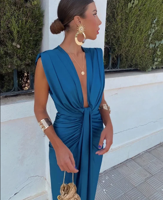 "Robe longue plissée Darcy, élégante et fluide, avec détails plissés sur fond bleu, idéale pour occasions spéciales."