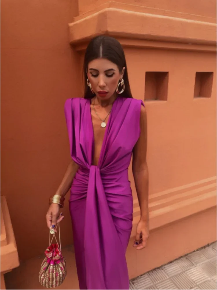"Robe longue plissée Darcy, élégante et fluide, avec détails plissés sur fond bleu, idéale pour occasions spéciales."