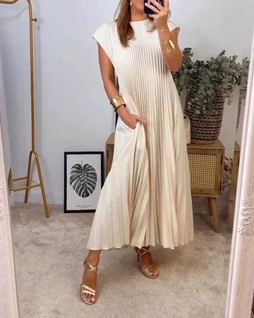 Robe longue plissée, élégante et chic.  Coupe fluide, idéale pour toutes occasions.