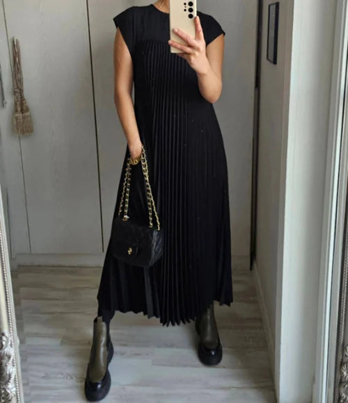 Robe longue plissée, élégante et chic.  Coupe fluide, idéale pour toutes occasions.