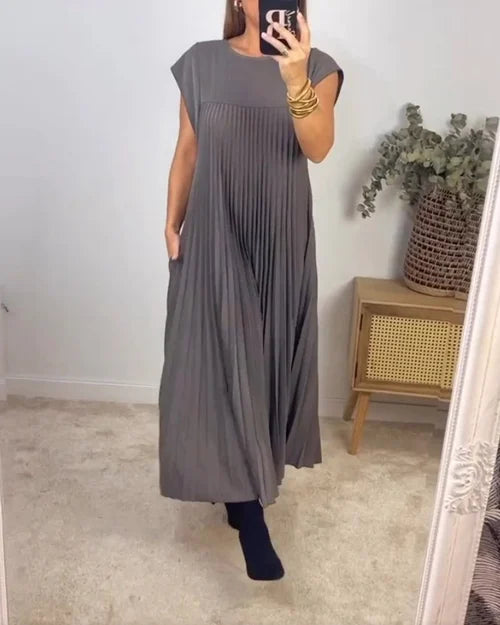 Robe longue plissée, élégante et chic.  Coupe fluide, idéale pour toutes occasions.