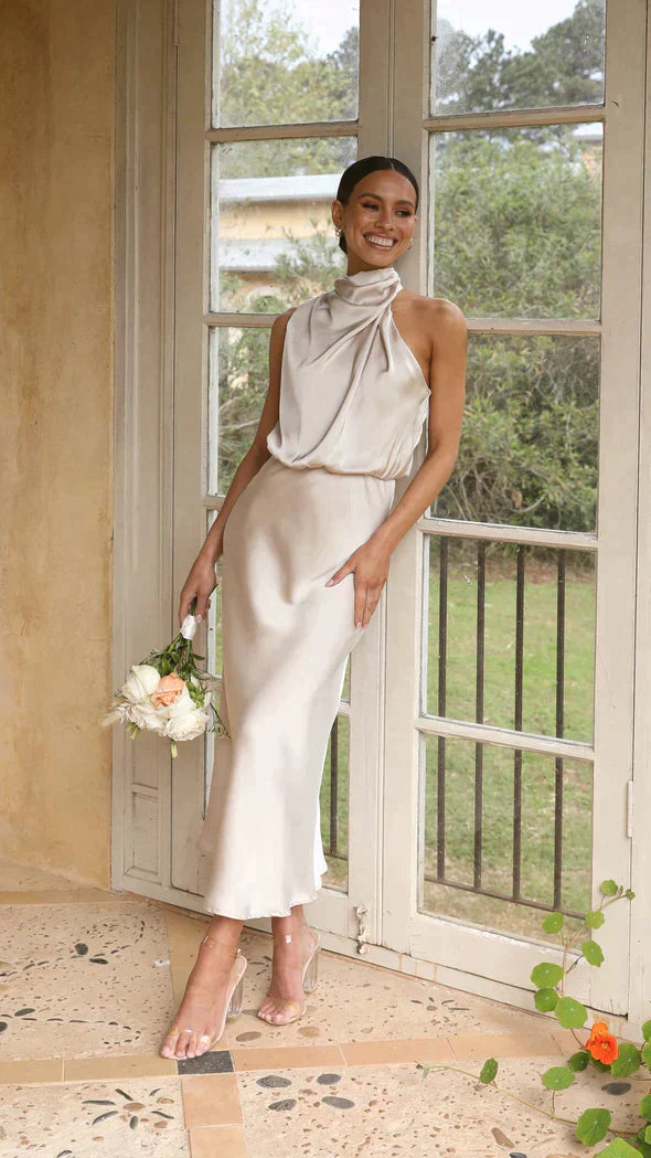 Robe longue scintillante, élégante et glamour.  Coupe fluide, brillance envoûtante.  Parfait pour les soirées.