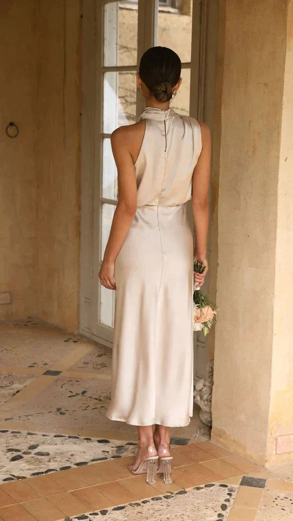 Robe longue scintillante, élégante et glamour.  Coupe fluide, brillance envoûtante.  Parfait pour les soirées.