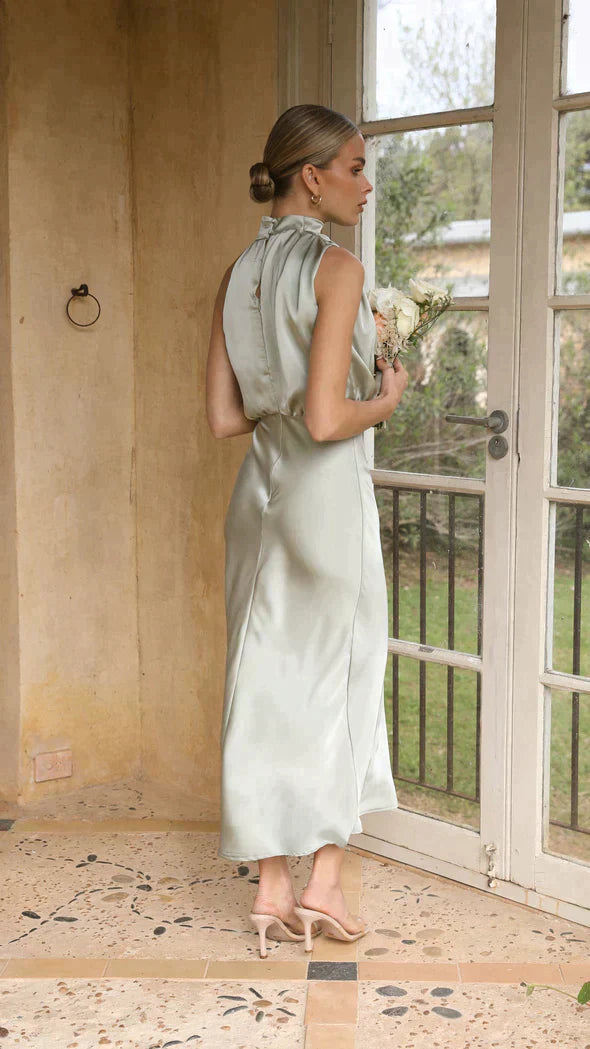 Robe longue scintillante, élégante et glamour.  Coupe fluide, brillance envoûtante.  Parfait pour les soirées.