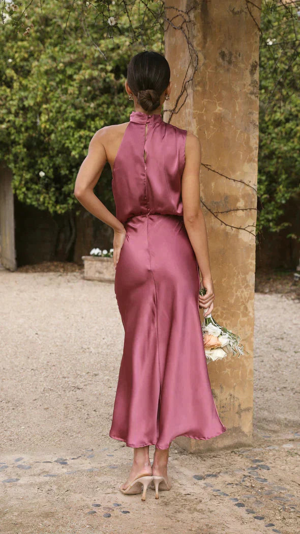 Robe longue scintillante, élégante et glamour.  Coupe fluide, brillance envoûtante.  Parfait pour les soirées.