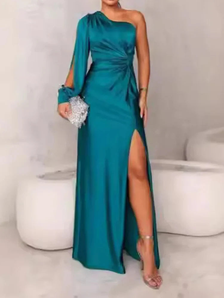 Robe longue soirée élégante, coupe fluide.  Parfait pour les événements spéciaux.