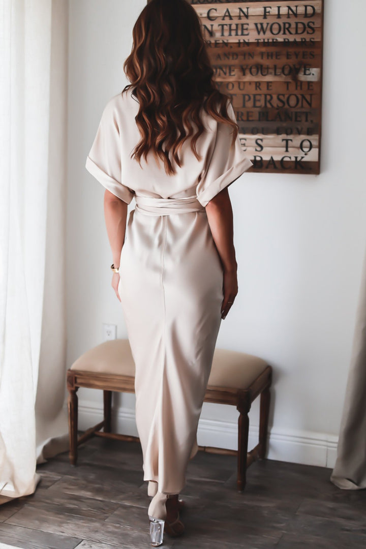 Robe Sorina élégante et confortable, longue avec boutons, pour la femme à la mode.