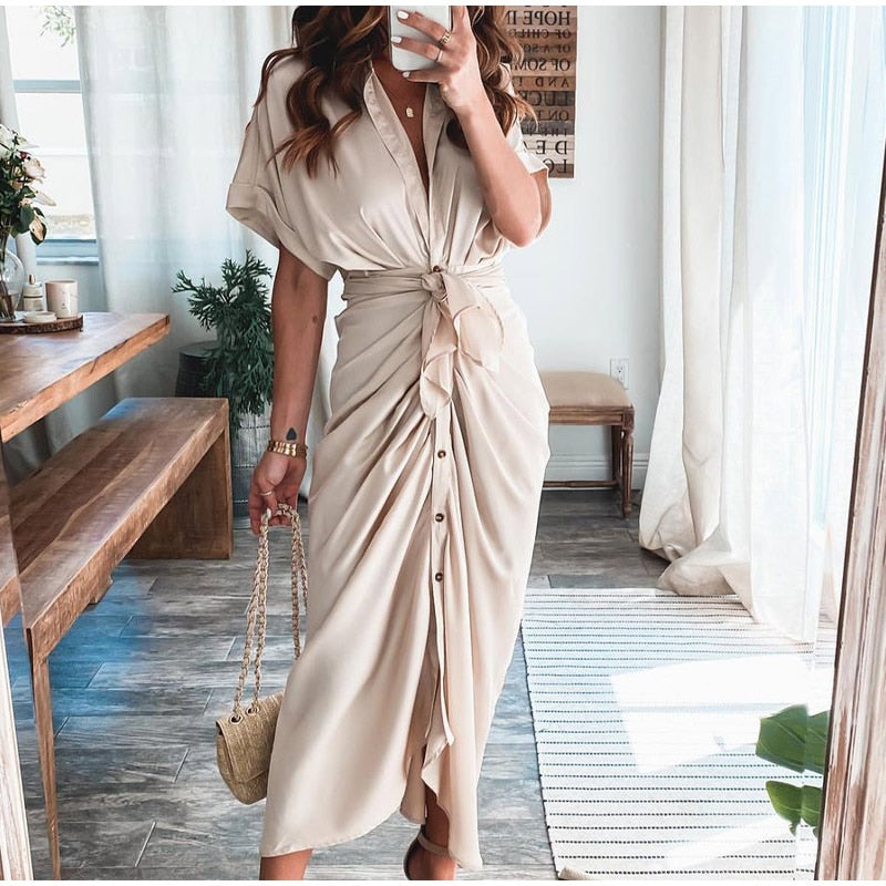 Robe d'été élégante Sorina pour femme, longue avec boutons, un incontournable mode actuel.