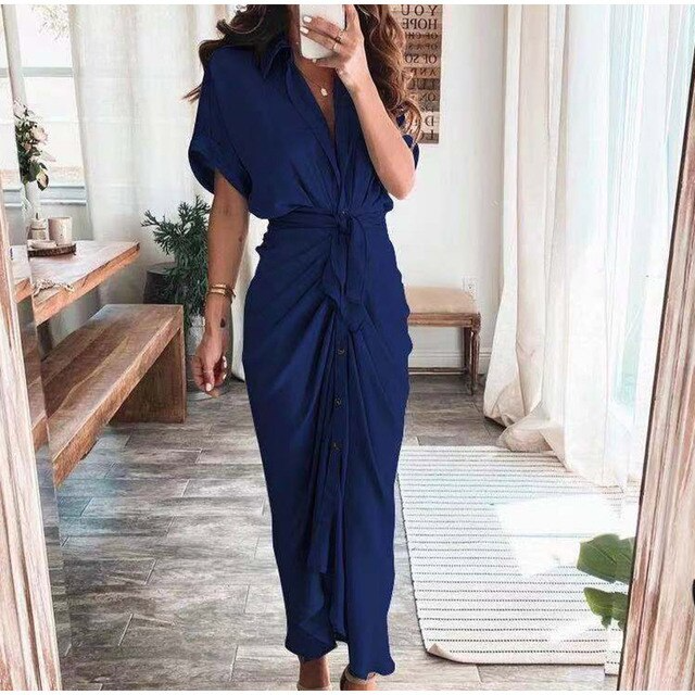 Robe longue à boutons Sorina, confortable et polyvalente pour la femme moderne et chic.