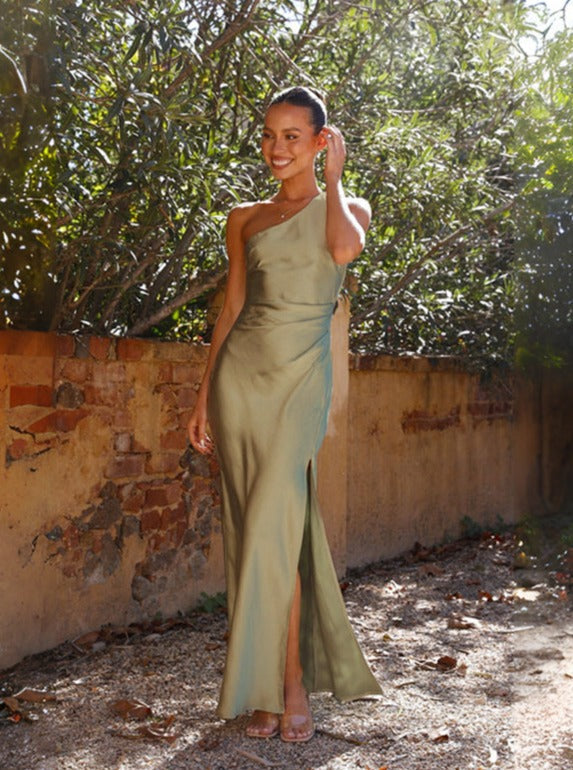 Robe longue verte asymétrique, fente, coupe ajustée, élégante et séduisante.