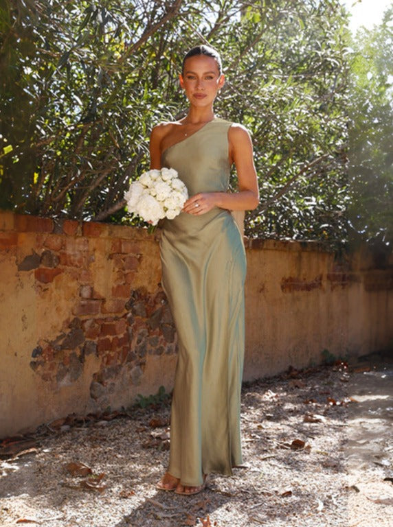 Robe longue verte asymétrique, fente, coupe ajustée, élégante et séduisante.
