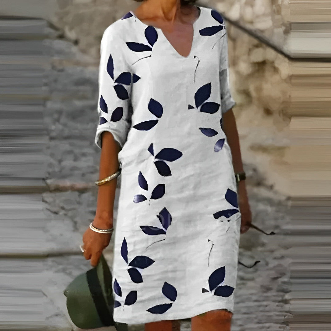 "Robe Mavis élégante et chic, coupe ajustée, détails modernes, sublime silhouette, idéale pour occasions formelles."