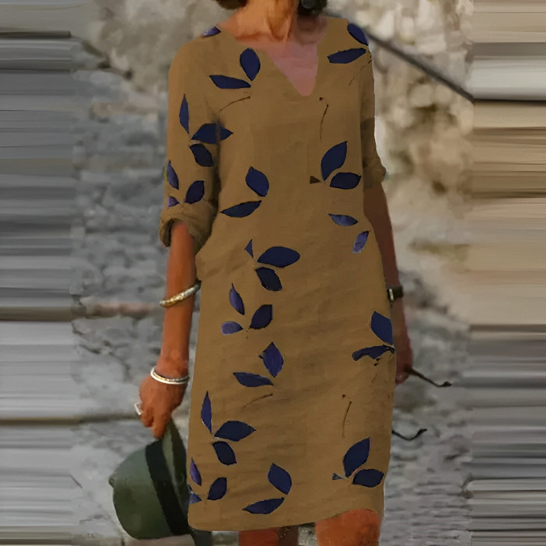 "Robe Mavis élégante et chic, coupe ajustée, détails modernes, sublime silhouette, idéale pour occasions formelles."