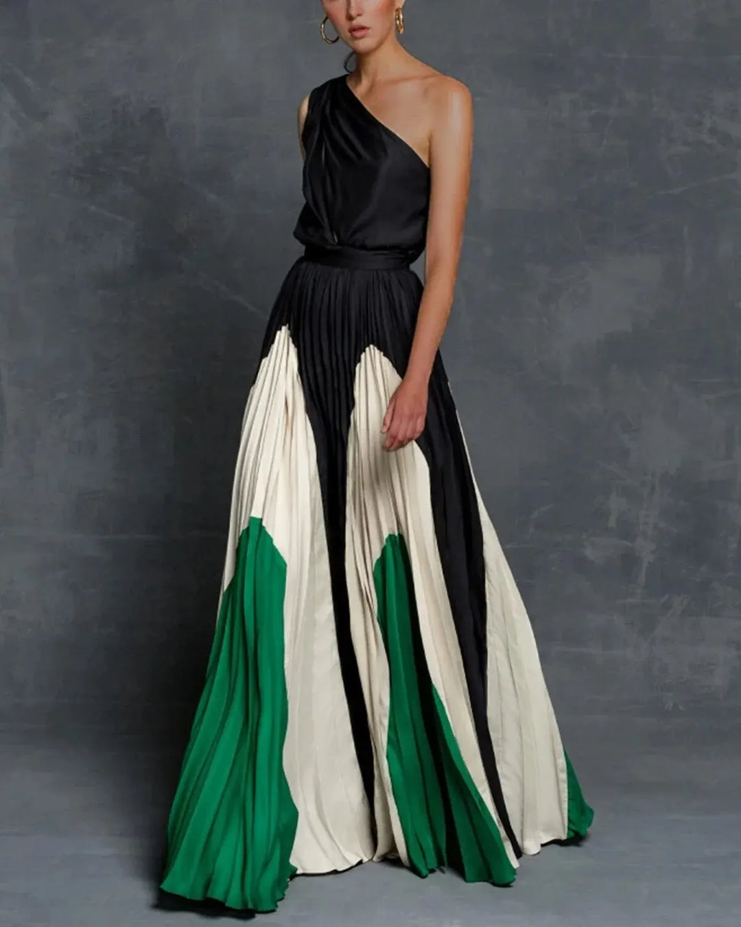 Robe maxi asymétrique plissée. Coupe fluide et élégante, idéale pour les occasions spéciales.