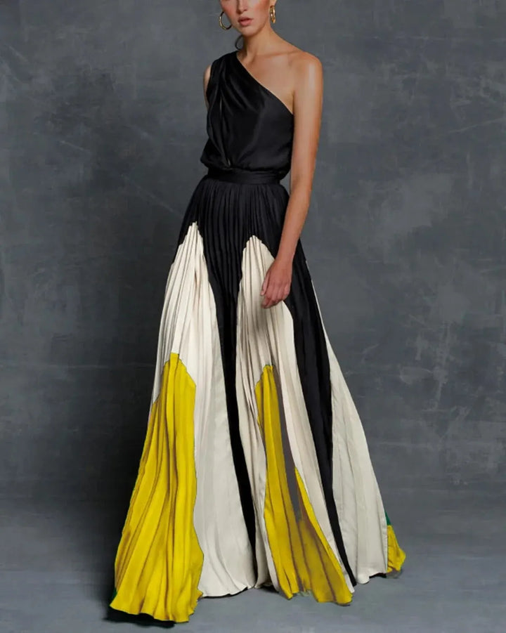 Robe maxi asymétrique plissée. Coupe fluide et élégante, idéale pour les occasions spéciales.