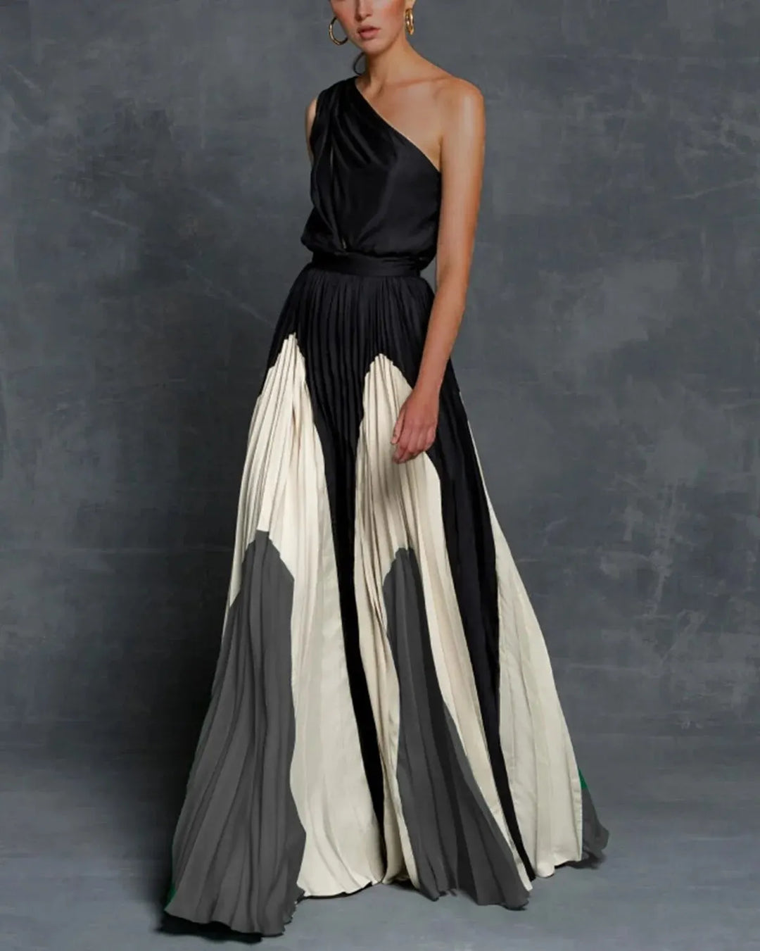 Robe maxi asymétrique plissée. Coupe fluide et élégante, idéale pour les occasions spéciales.