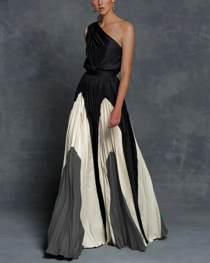 Robe maxi asymétrique plissée. Coupe fluide et élégante, idéale pour les occasions spéciales.