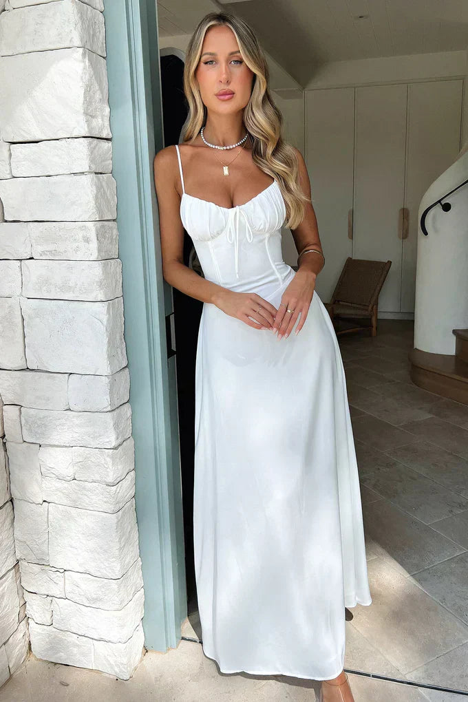 "Robe maxi blanche en dentelle avec laçage au dos, élégante et fluide pour toutes occasions, vue de face."