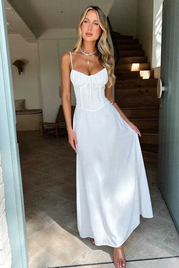 "Robe maxi blanche en dentelle avec laçage au dos, élégante et fluide pour toutes occasions, vue de face."
