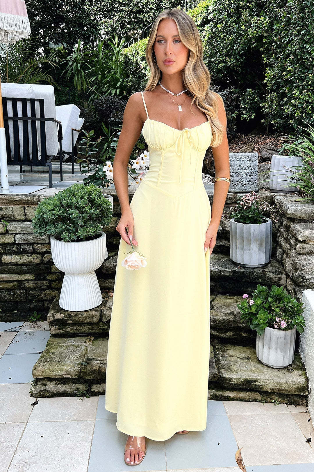 "Robe maxi blanche en dentelle avec laçage au dos, élégante et fluide pour toutes occasions, vue de face."
