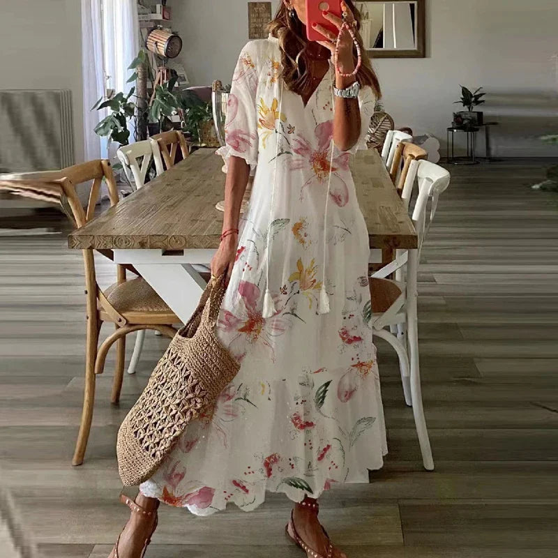 Élégante robe maxi bohème femme au tissu fluide, offrant un style libre et confortable pour l'été.