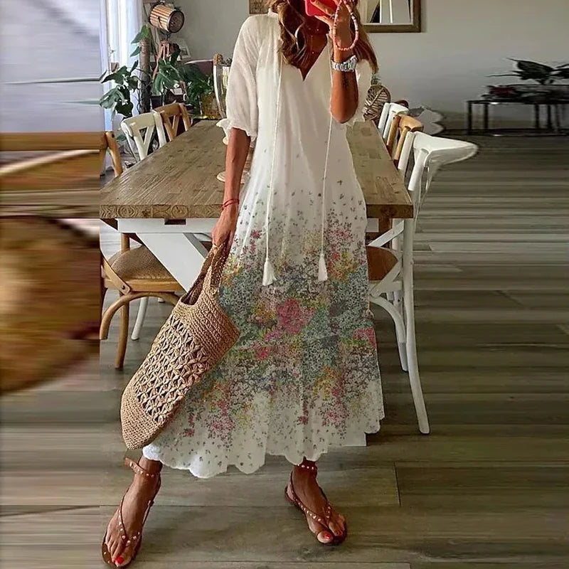 Robe d'été longue et légère pour femme, style bohème avec un imprimé ethnique vibrant, parfait pour les beaux jours.