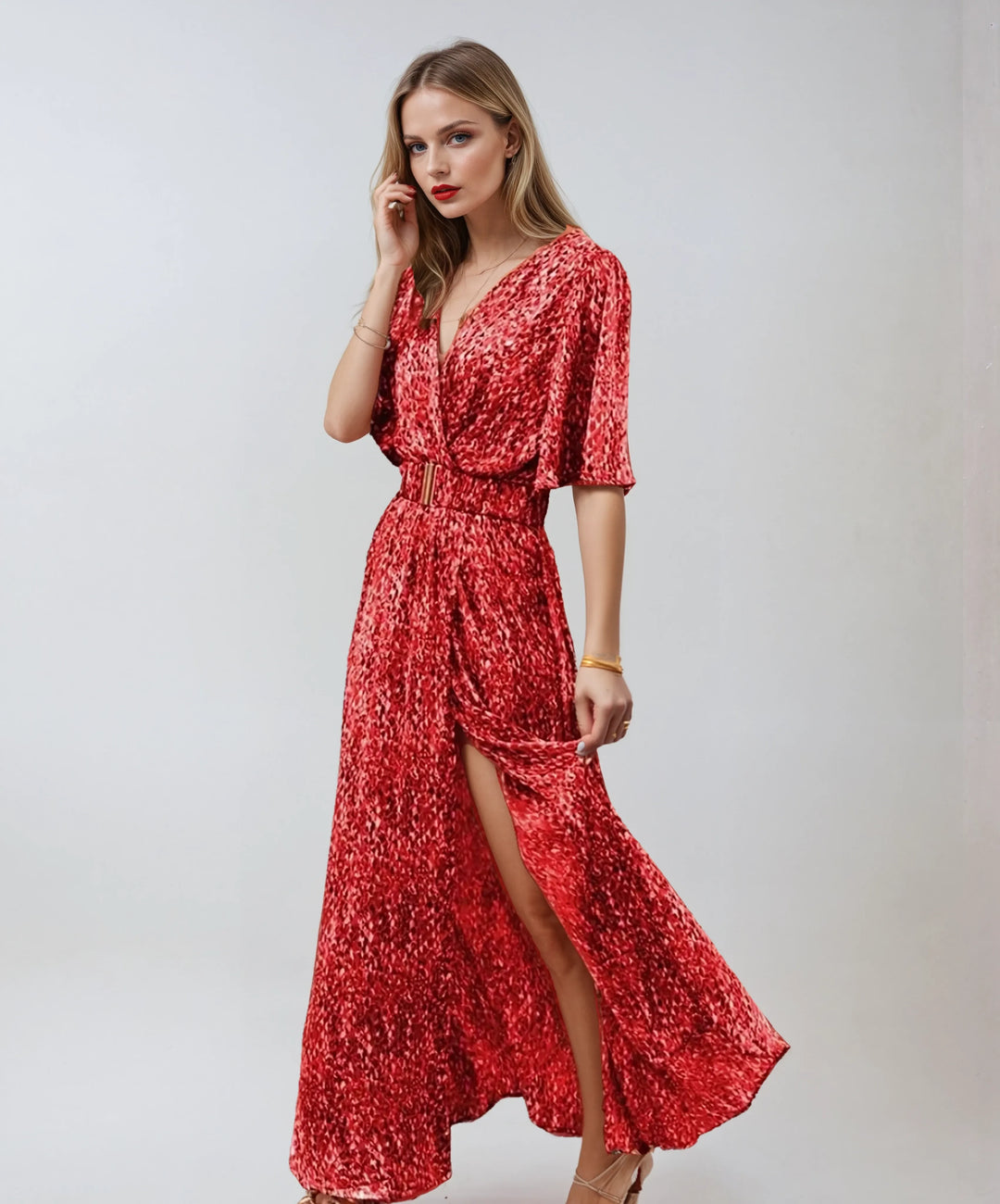 "Robe maxi bohème d'été rouge vin, coupe fluide, ceinture intégrée, manches amples, imprimé élégant, pour femmes."